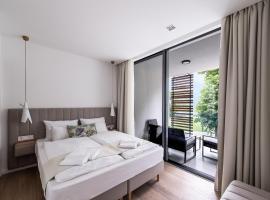 Oliver Lux, hotel Tihanyban