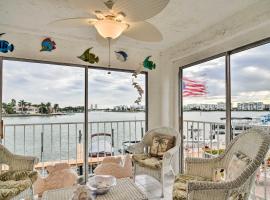 Less Than 2 Mi to Upham Beach Colorful Bungalow with Pool, hotel in St. Pete Beach