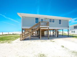 Oceanfront family fun home and dog friendly! Coastal Coop, hotel in Oak Island