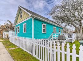 Galveston ‘Blue Bungalow’ - Walk to Beach!, hotel in Galveston