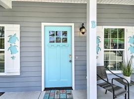 Ocean Isle Beach Home with Shared Lanai and Grill, hotel in Ocean Isle Beach