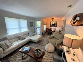 St Augustine Beach Condo 3/5 Min Walk Beach/Cafes, hotel in St. Augustine