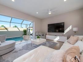 Vacation home with pool. 4 bedrooms. Sleeps 10, hotel in Naples