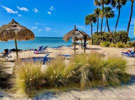 Condo less than 5 min from Airport with Sunset Views, hotel in Tampa