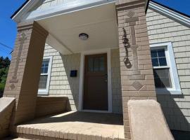 Freshly renovated home in a vintage neighborhood, hotel in Billings