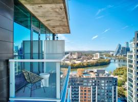 Upscale Rainey St Condo Homes - Peloton, gym, rooftop pool, wifi included, hotel in Austin