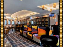 Hotel Jaguar Oporto - Airport to Hotel and City Center and Vice-Versa is a Free and Continuous Shuttle Service from 7AM to 8PM，波多的飯店