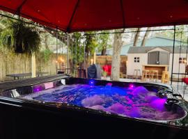 Tropical Casita in Tampa near airport and Raymond James stadium, hotel in Tampa