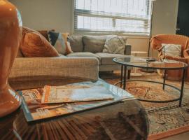 Casa Charleston-3BR-2Bath-HOT TUB-Pet Friendly-No Pet Fees!, hotel in Albuquerque
