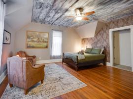 Ross & Ashley's Retreat (117 Marion St, #4), hotel in Clarksville