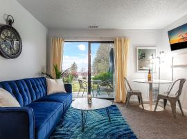 Beautiful Lake View Studio Condo at The Shores, hotel in Traverse City