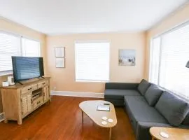 Centrally Located Efficiency One Mile to the Beach!