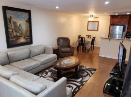 Beautiful Spacious 2 Bedroom, 2 Bathroom Condo, hotel in Long Beach