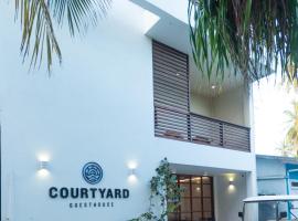 Courtyard Guesthouse, hotel in Huraa