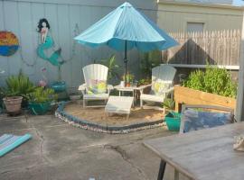 Beach Blanket Bungalow - A Wonderful townhome near the beach, hotel in Galveston