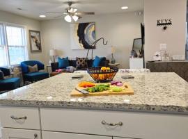 Chic Oasis: 3BR, 2BA, Private Deck, hotel in Charleston