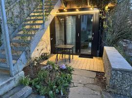 Charming Tiny Garden House for two, αγροικία στη Λουκέρνη