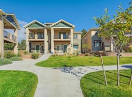 New Upstairs Condo With Covered Deck-Pet Friendly, hotel in Colorado Springs