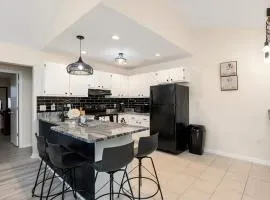 Convenient Modern Villa, 3 Beds, Near Everything