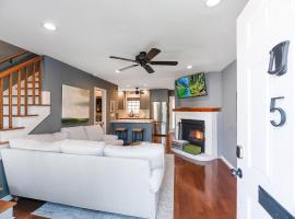 Dreamy Downtown Condo, Near Meeting St & Broad St, hotel in Charleston