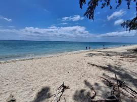 4Beds- Beachfront Bungalow, banglo di Flic-en-Flac