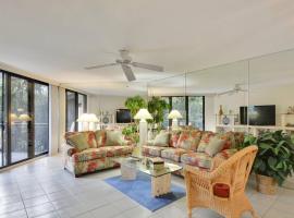 Atlantic Paradise by AvantStay Great Location w Balcony Outdoor Dining Shared Pool Hot Tub, hotel in Key West