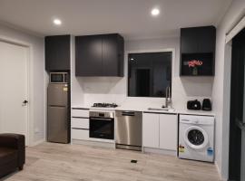 Rabbits Home- Riverside, Separate courtyard, New 1-bedroom, hotel v destinácii Hamilton