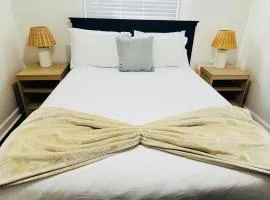 Comfy beds Wifi Bars Cafes Food in Riverside