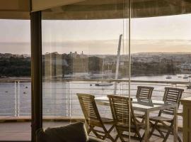 Seafront condo with a view of Valletta, leilighet i Il-Gżira taʼ Forti Manoel