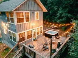 Hygge Blue Chalet - Close to all attractions - XL Hot Tub