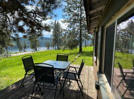 Cabin Getaway with Lake View!, hotel in Coeur d'Alene