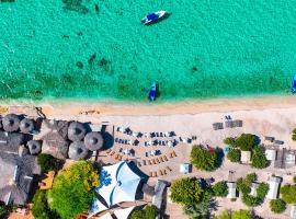 Glamping EcoLodge Cueva De Las Aguilas, tapak glamping di Pedernales