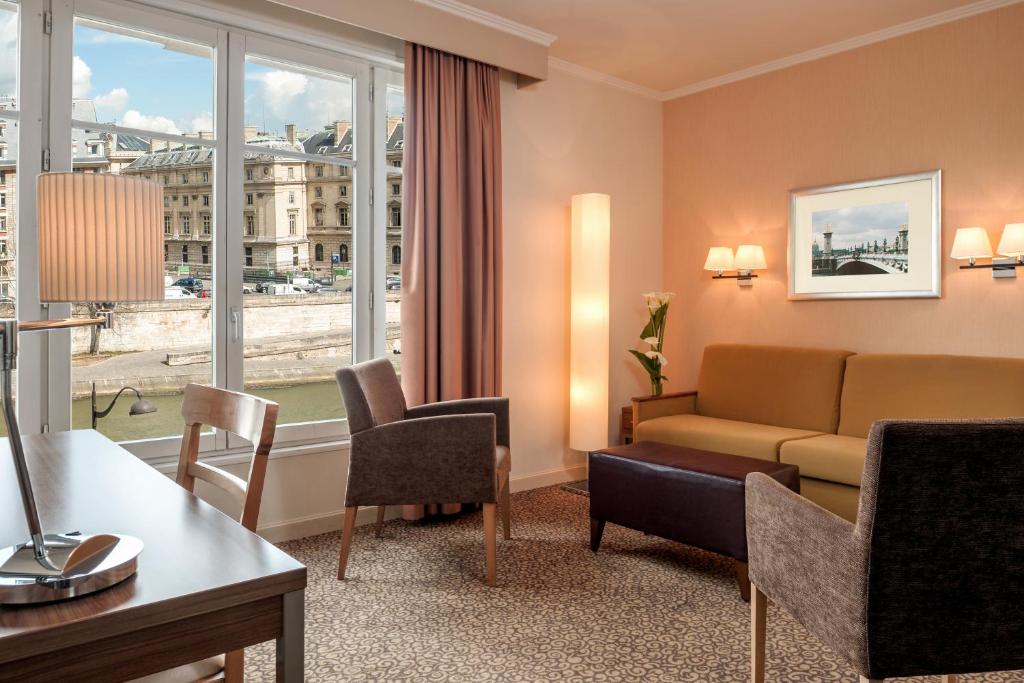 A seating area at Citadines Saint-Germain-des-Prés Paris