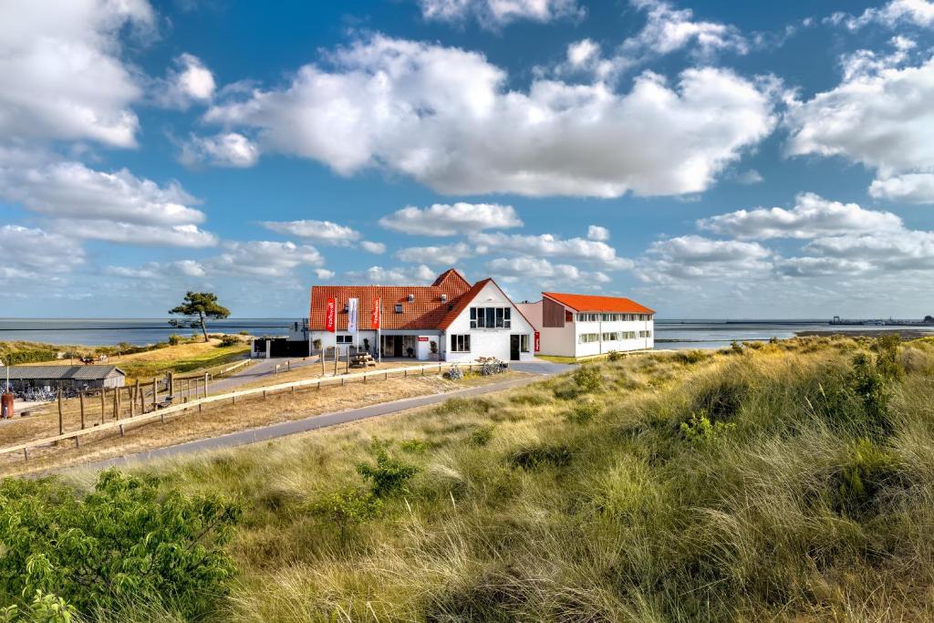 una casa sulla spiaggia vicino all'oceano di Stayokay Hostel Terschelling a West-Terschelling