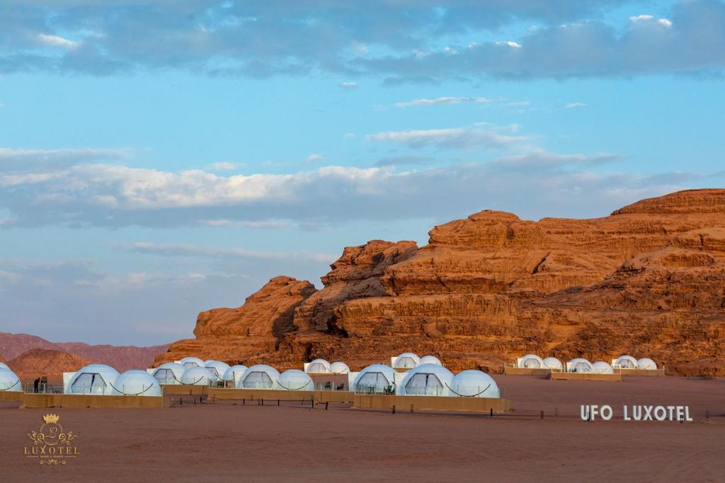 Natural landscape malapit sa luxury tent
