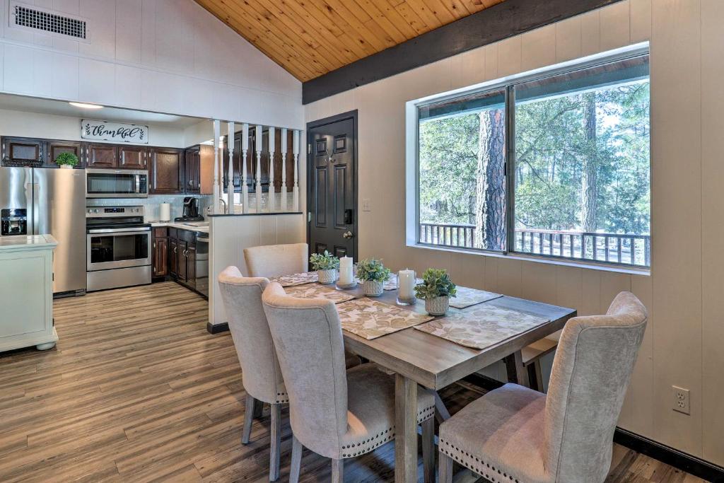Una cocina o cocineta en Deck with Wooded Views Rustic-Chic Prescott Cabin!