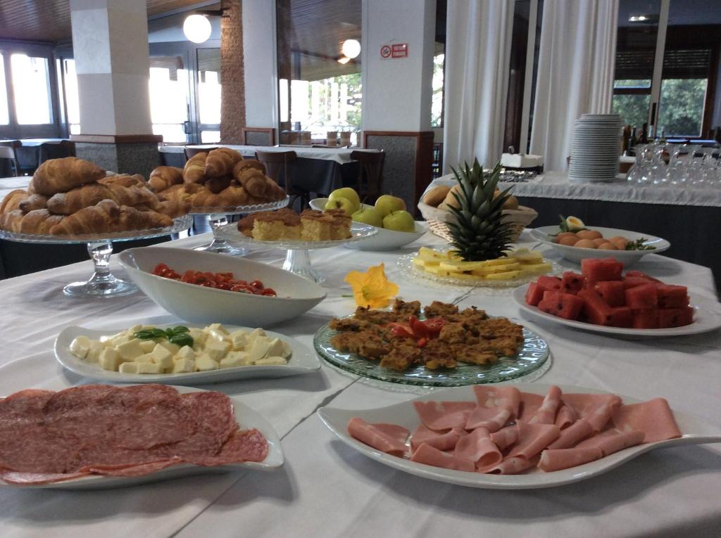 Comida en o cerca de este hotel