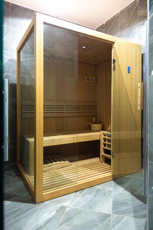 einem großen Holzschrank mit Glastür in der Unterkunft Aya Sophia Villa Garden Hotel in Daressalam