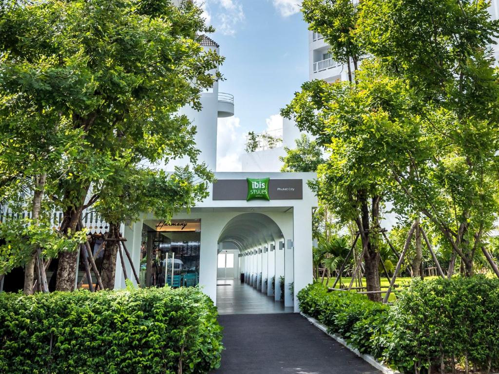 Taman di luar Ibis Styles Phuket City