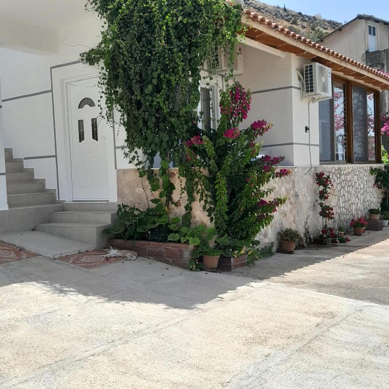Το κτήριο όπου στεγάζεται  η παραθεριστική κατοικία