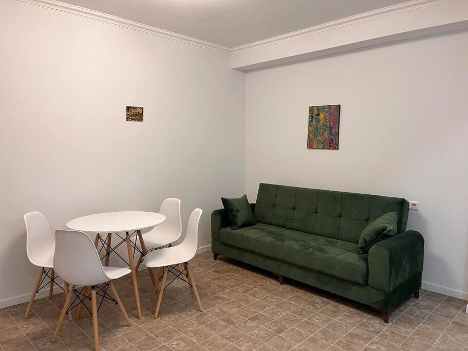 Et sittehjørne på Cosy Apartment in Varketili