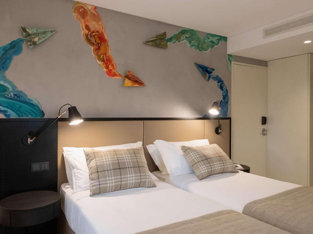 Tempat tidur dalam kamar di ibis Styles Lisboa Aeroporto