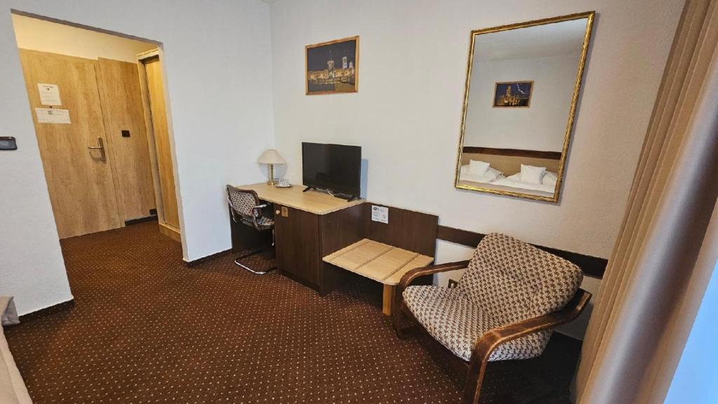 En TV eller et underholdningssystem på Hotel Adler