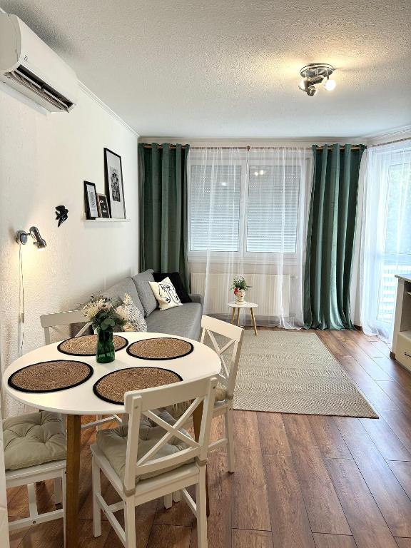 A seating area at Serene Garden View Suite