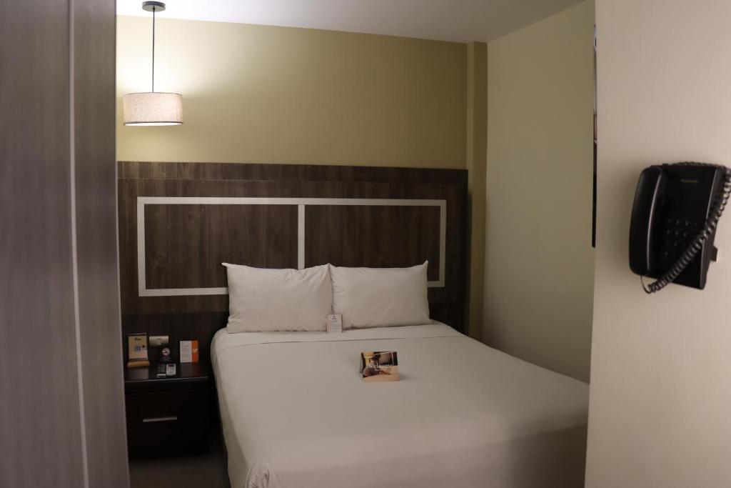 Ένα ή περισσότερα κρεβάτια σε δωμάτιο στο Rado Hotel - Santa María