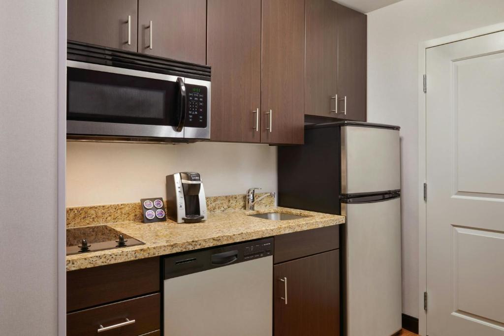 Kuhinja ili čajna kuhinja u objektu TownePlace Suites by Marriott London