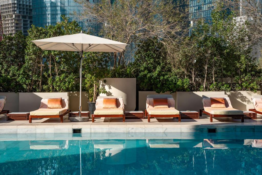 Piscina de la sau aproape de ME Dubai by Meliá