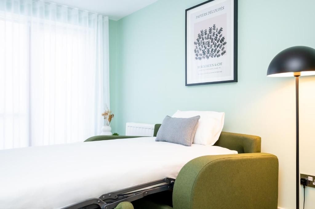 Un pat sau paturi într-o cameră la Staycity Aparthotels Dublin Augustine