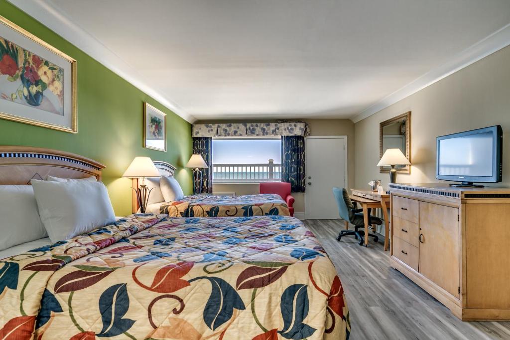 Voodi või voodid majutusasutuse Beachcomber Inn & Suites toas