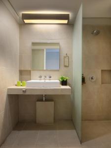 Kamar mandi di Grandmas Plus Hotel Airport